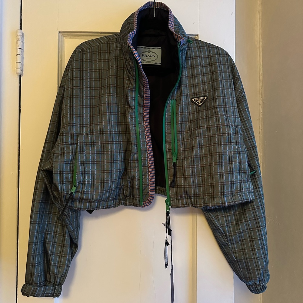 Cropped windbreaker jacket. Size 38. Hidden hood in collar.